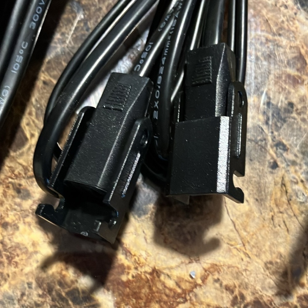 Set of Black Electronic Cables - Picture 4 of 4